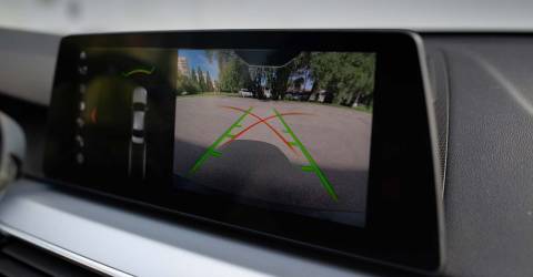 Monitor met parkeersysteem in moderne auto